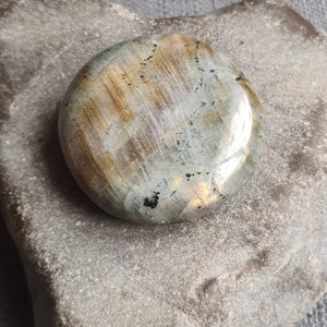 Pebble stone labradorite 76 grams