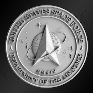 Op de afbeelding: Een zilveren ronde zegel met de tekst "United States Space Force Department of the Air Force" rond een gestileerde ster met een wereldbol erin. De tekst "MMXIX" staat onder de ster.