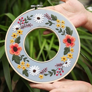 Embroidery Kit Beginner Floral Wreath,  with preprinted motifs and double embroidery frames, Stylish Wall Decoration, DIY Starter Kit