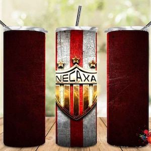 Op de afbeelding: Drie roestvrijstalen bekers met een rood, wit en gouden ontwerp. De middelste beker heeft een wapenschild met het woord "NECAXA" in gouden letters.