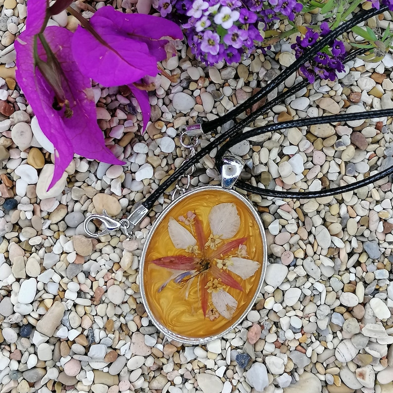 Pendant with real flowersflower necklacegift idearesin pendantpendantwomen/'s necklace