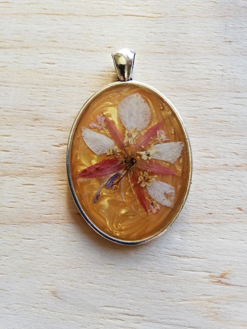 Pendant with real flowersflower necklacegift idearesin pendantpendantwomen/'s necklace