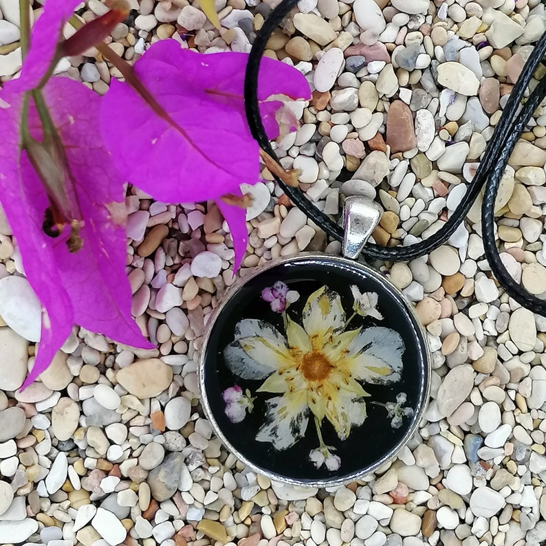 Pendant with real flowersflower necklacegift idearesin pendantpendantwomen/'s necklace