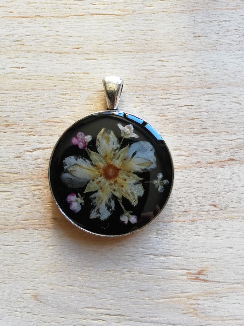 Pendant with real flowersflower necklacegift idearesin pendantpendantwomen/'s necklace