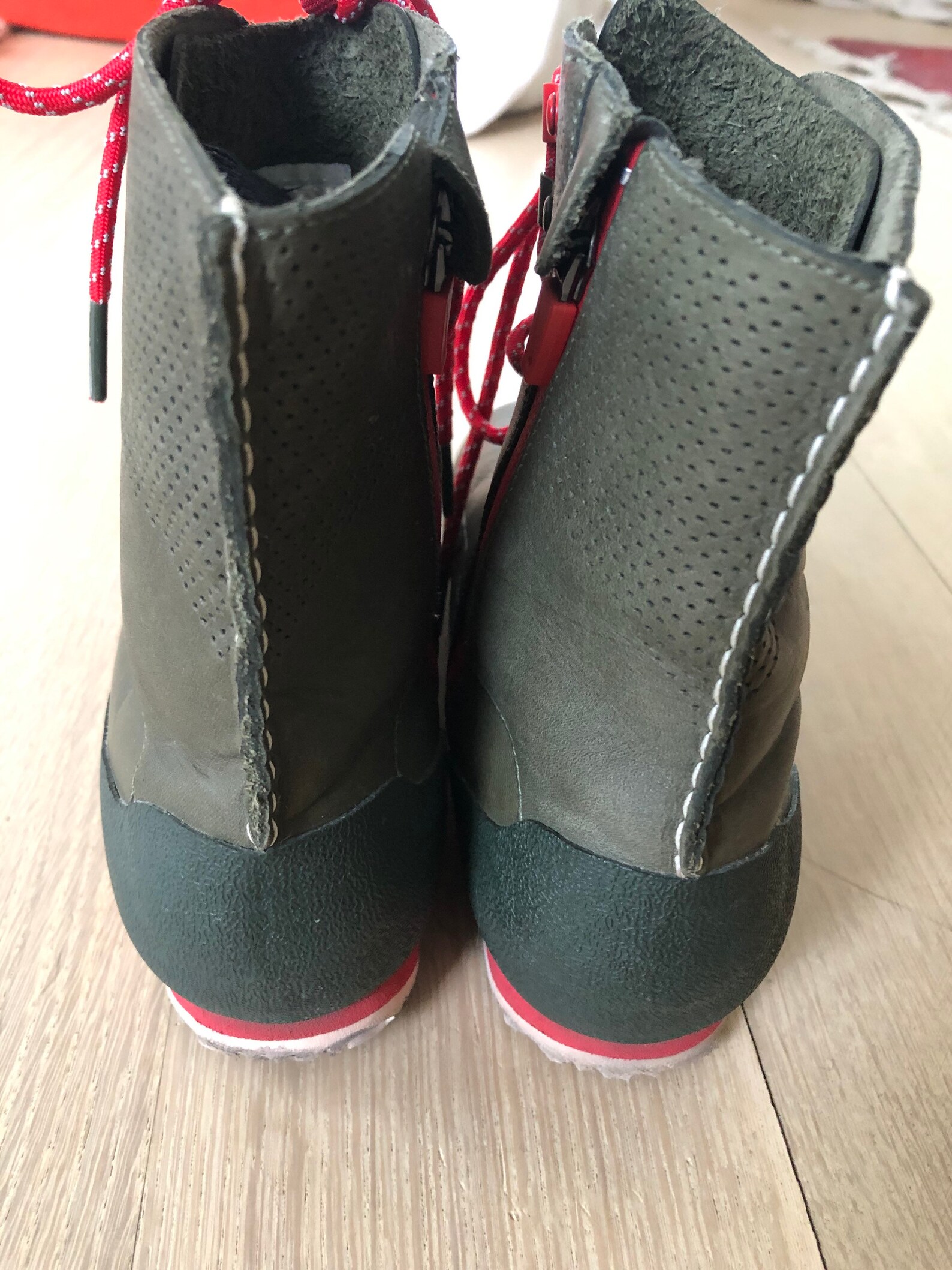 nike boots with zipper