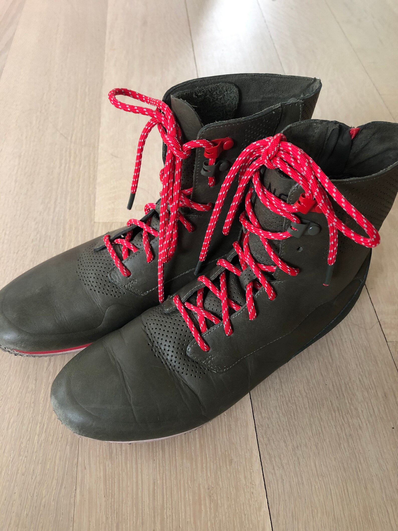 nike boots with zipper