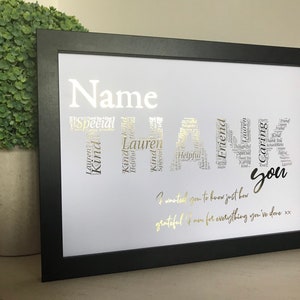 K&ouml;nnte beinhalten: Ein gerahmter Druck mit einer goldenen Wortwolke, die "DANKE" buchstabiert. Die Wortwolke ist von anderen W&ouml;rtern wie "besonders", "freundlich", "hilfreich", "Freund" und "f&uuml;rsorglich" umgeben. Der Druck enth&auml;lt auch den Text "Ich wollte dir sagen, wie dankbar ich f&uuml;r alles bin, was du getan hast xx".