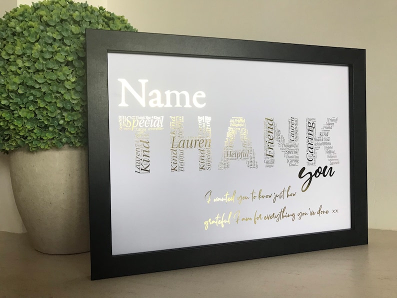 K&ouml;nnte beinhalten: Ein gerahmter Druck mit einer goldenen Wortwolke, die "DANKE" buchstabiert. Die Wortwolke ist von anderen W&ouml;rtern wie "besonders", "freundlich", "hilfreich", "Freund" und "f&uuml;rsorglich" umgeben. Der Druck enth&auml;lt auch den Text "Ich wollte dir sagen, wie dankbar ich f&uuml;r alles bin, was du getan hast xx".