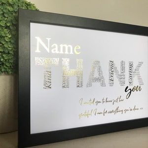 K&ouml;nnte beinhalten: Ein gerahmter Druck mit einer goldenen Wortwolke, die "DANKE" buchstabiert, mit dem Wort "Name" oben. Der Text unter der Wortwolke lautet "Ich wollte dir nur sagen, wie dankbar ich f&uuml;r alles bin, was du getan hast xx."