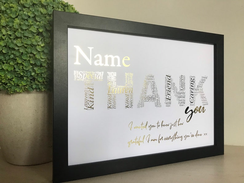 K&ouml;nnte beinhalten: Ein gerahmter Druck mit einer goldenen Wortwolke, die "DANKE" buchstabiert, mit dem Wort "Name" oben. Der Text unter der Wortwolke lautet "Ich wollte dir nur sagen, wie dankbar ich f&uuml;r alles bin, was du getan hast xx."