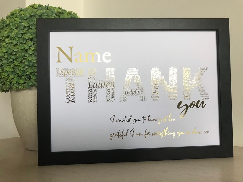 K&ouml;nnte beinhalten: Ein gerahmter Druck mit einer goldenen Wortwolke, die "Danke" sagt und den Namen "Lauren" enth&auml;lt. Der Text unter der Wortwolke lautet "Ich wollte dir sagen, wie dankbar ich f&uuml;r alles bin, was du tust.  XX"