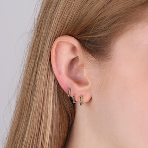 Petites boucles d'oreilles Huggie Hoop vert émeraude, petites créoles en or, Huggie Hoop mince en argent sterling, Huggie Hoop cartilage, Huggie Hoop Helix