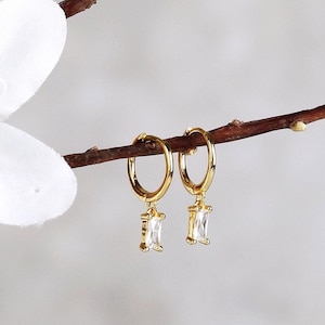 Boucles d'oreilles créoles pendantes en argent sterling avec pendentif en zircon cubique baguette