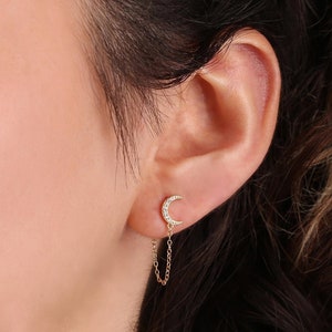 Puces d'oreilles lune avec chaîne pendantes, puces d'oreilles en argent sterling croissant de lune pavées avec chaîne pendante, petite chaîne pendante breloque lune