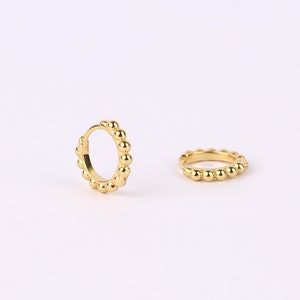 Petites boucles d'oreilles Huggie Huggie en perles d'or, petites boules en argent sterling Huggie Huggie, Small Helix Huggie, 6 mm 8 mm 10 mm