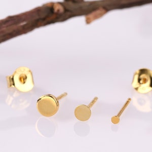 Puce d'oreilles petit disque plat, Puces d'oreilles cercle plat en argent sterling, Puces d'oreilles cercle petit rond à pois, Puces d'oreilles cercle empilables