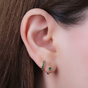 Ensemble de boucles d'oreilles Huggie émeraude, ensemble de boucles d'oreilles Huggie diamants et or, petite boucle d'oreille en argent sterling, petit ensemble de boucles d'oreilles superposables