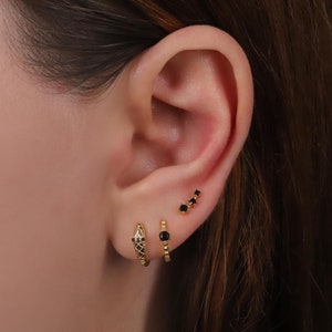 Ensemble de boucles d'oreilles serpent en or, ensemble de boucles d'oreilles Huggie en argent sterling à breloque serpent, ensemble de boucles d'oreilles Huggie en pierre noire