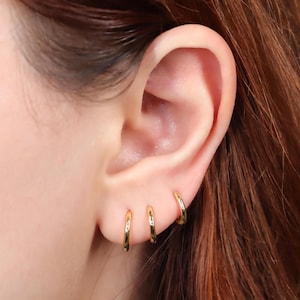 Petites boucles d'oreilles Huggie Hoop arrondies, petites boucles d'oreilles Huggie Hoop en argent sterling, Huggie Hoop simple de tous les jours en or, cerceau de cartilage, cerceau hélicoïdal