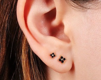 Petites puces d'oreilles en pierre noire à 4 feuilles, petites boucles d'oreilles noires délicates en trèfle à 4 feuilles en argent sterling, boucles d'oreilles minimalistes en or,