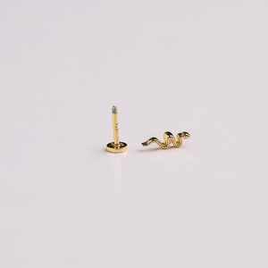 Clous d'oreille serpent, clou de cartilage de serpent en argent sterling, clou d'oreille à dos plat, clou serpent hélicoïdal, clou Tragus, clou d'oreille à fond vissé