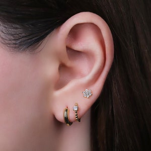 Ensemble de minuscules créoles Huggie en or avec un seul diamant, ensemble de boucles d'oreilles en labret sans filetage en forme de fleur à fond plat et en argent sterling 925