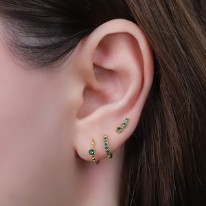Ensemble de boucles d'oreilles Huggie en argent sterling avec émeraude, Ensemble de petites créoles en émeraude, Ensemble de petites créoles en émeraude, Ensemble de boucles d'oreilles superposables