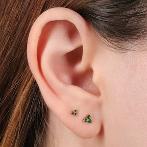 Clous d'oreilles fleur émeraude pour femme, Puces d'oreilles petites fleurs en or, Puces d'oreilles fleurs en argent sterling, CZ trio de diamants émeraude