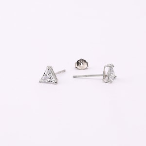 Petits clous triangulaires en diamant, Puces d'oreilles triangulaires en argent sterling et zircone, Puces d'oreilles géométriques délicates, Petites puces d'oreilles