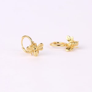 Créoles pendantes breloque abeille, créoles Huggie avec breloque abeille pendante, boucles d'oreilles pendantes bourdon en argent sterling, créoles abeille