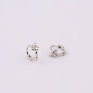 Boucle d'oreille Huggie Cartilage Abeille 18G, Anneau Huggie Helix abeille en or, Boucle d'oreille Huggie petite abeille en argent sterling 925, Petit Huggie Hoop