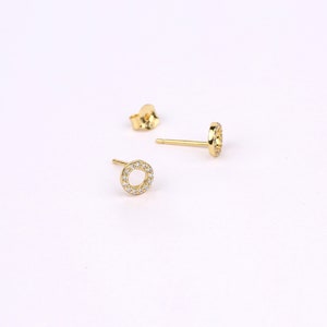 Puces d'oreilles cercle ouvert pavé, minuscules puces d'oreilles cercle ouvert diamants, petites petites puces d'oreilles, puces d'oreilles cercles en argent sterling CZ scintillants