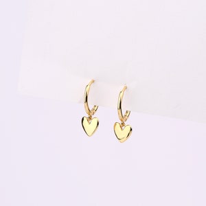 Boucles d'oreilles pendantes avec breloque coeur, petites boucles d'oreilles pendantes en argent sterling avec breloque coeur, boucles d'oreilles pendantes Huggie coeur en or