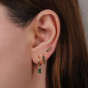 Ensemble de petites boucles d'oreilles pendantes avec breloque émeraude en argent sterling, ensemble de petites boucles d'oreilles pendantes avec breloque diamant
