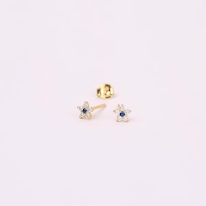 Puces d'oreilles petite fleur saphir, Puces d'oreilles en argent sterling 925 avec pierres précieuses bleues CZ, petite boucle d'oreille fine, Puce d'oreille en forme de fleur