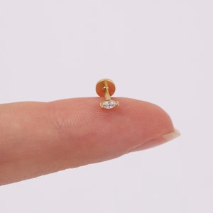 Tiny Marquise, petit clou labret sans filetage 18G, clou d'oreille en argent sterling à l'arrière plat et diamants CZ, clou du cartilage, clou hélicoïdal, clou de nez