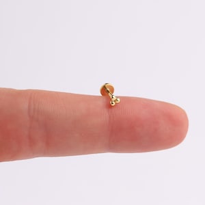 Petit clou labret à trois boules, petit labret en argent sterling, clou d'oreille sans filetage à dos plat et trois perles en argent sterling, clou hélicoïdal, clou de cartilage, clou de nez