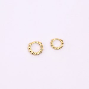 Petites boucles d'oreilles Huggie Huggie en perles d'or, petites boules Huggie Hoop en argent sterling, anneaux Huggie Huggie, 6 mm, 8 mm et 10 mm disponible