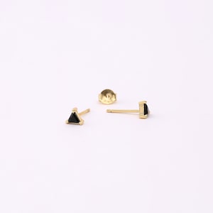 Puces d'oreilles en forme de triangle avec diamants noirs, petite puce d'oreille en onyx, clou d'oreille géométrique en argent sterling, petit clou d'oreille en diamant noir