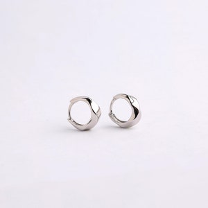 Boucles d'oreilles Huggie Huggie épaisses torsadées en argent sterling, Boucles d'oreilles Huggie Hoop audacieuses, Boucles d'oreilles tous les jours en or, Boucles d'oreilles ondulées Huggie