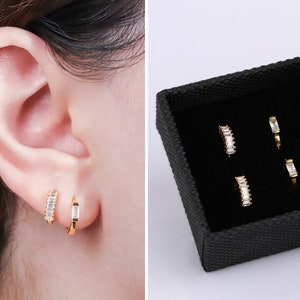 Ensemble de boucles d'oreilles diamant Huggie, Boucles d'oreilles Huggie en argent sterling taille baguette, Parure de boucles d'oreilles Huggie Huggie, Ensemble de boucles d'oreilles superposables
