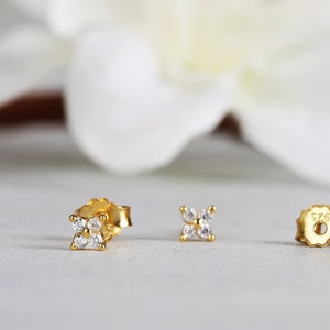 Flat Back Earrings Set, Gold Stud Earrings Set, Minimalist Earring Set for Multiple Piercings, Sterling Silver Flower Flatback Studs bild 10