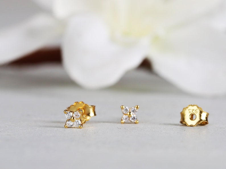 Flat Back Earrings Set, Gold Stud Earrings Set, Minimalist Earring Set for Multiple Piercings, Sterling Silver Flower Flatback Studs bild 10