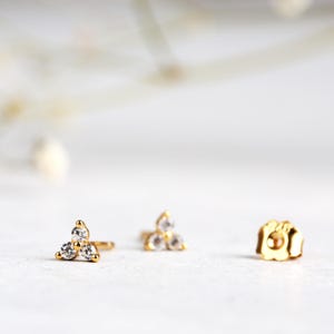 Flat Back Earrings Set, Gold Stud Earrings Set, Minimalist Earring Set for Multiple Piercings, Sterling Silver Flower Flatback Studs bild 11