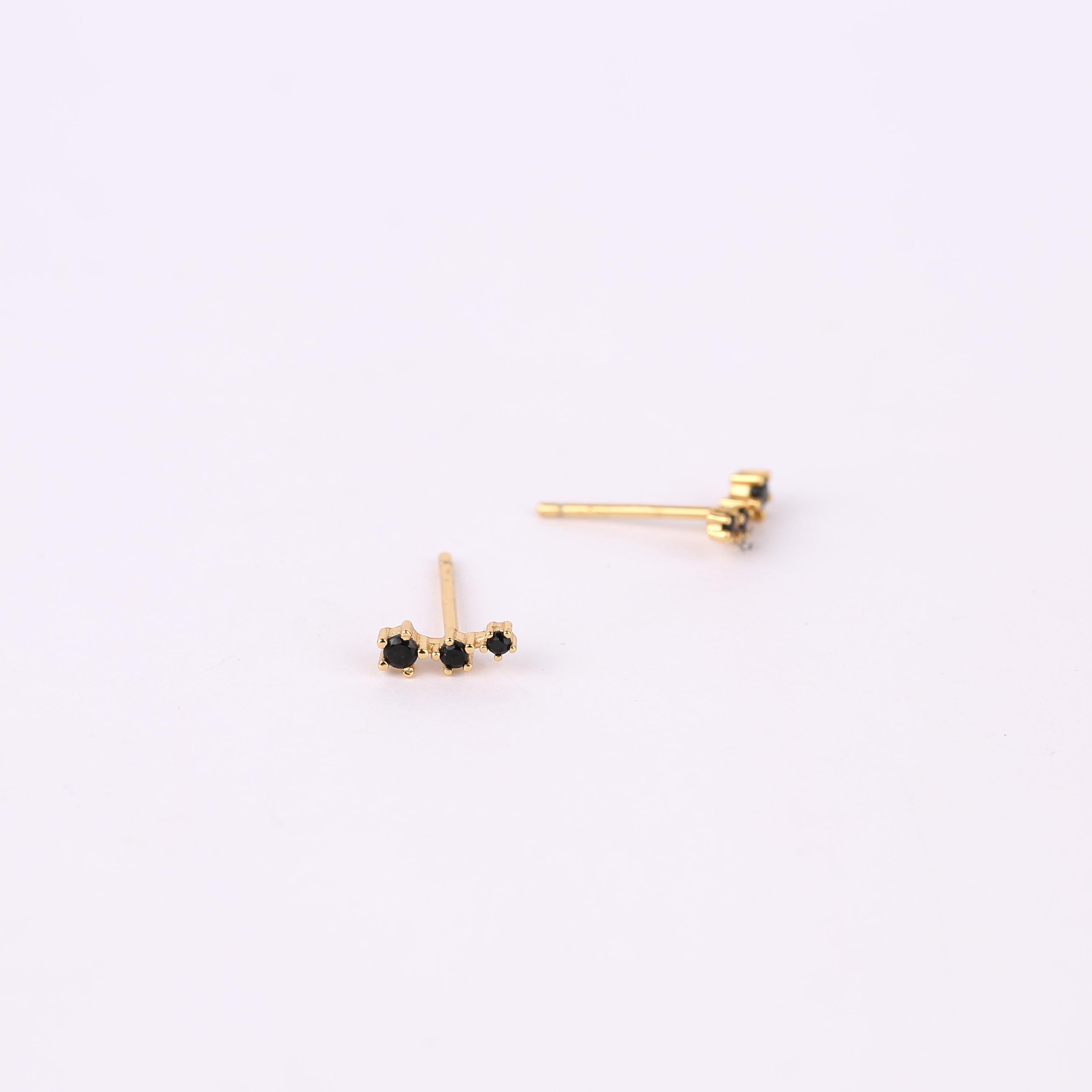 ピアス [BLACKMUSE] Stone Antique Gold Link Earrings Black Stone Beaded Huggie Hoop Earrings Set, Tiny Curated