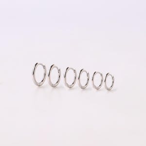 Boucles d'oreilles Huggie Hoop simples arrondies, Boucles d'oreilles minuscules créoles fines en argent sterling, Huggie Hoop cartilage, Huggie Hoop Helix, Huggie Hoop Tragus