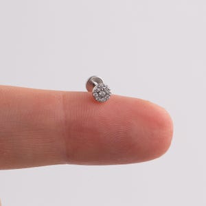 Boucles d'oreilles en or à dos plat de forme labret sans fil, forme ronde pavée, boucles d'oreilles à dos plat en argent sterling avec petit cartilage Helix Tragus