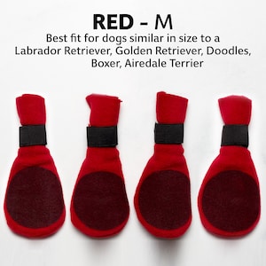 Könnte beinhalten: Vier rote Hundestiefel mit schwarzen Riemen und einem dunkelroten Wildlederboden. Die Stiefel sind mit "RED - M" gekennzeichnet und passen am besten für Hunde, die in etwa die Größe eines Labrador Retrievers, Golden Retrievers, Doodles, Boxers oder Airedale Terriers haben.