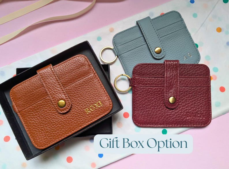 Three cardholders in blue, red or brown with a keychain.