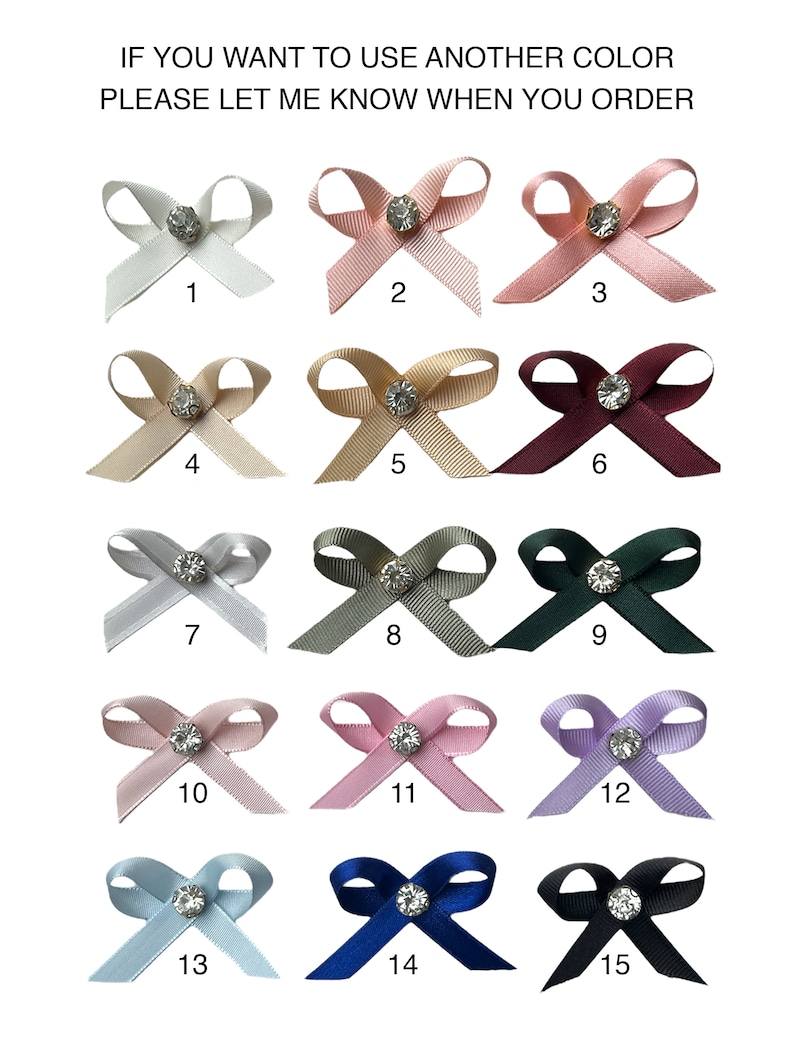 K&ouml;nnte beinhalten: Eine Sammlung von f&uuml;nfzehn Satin-Schleifen in verschiedenen Farben, jede mit einem funkelnden Strassstein in der Mitte. Die Schleifen sind von 1 bis 15 nummeriert, mit Farben wie Wei&szlig;, Rosa, Gold, Burgunder, Grau und Blau. Text: IF YOU WANT TO USE ANOTHER COLOR PLEASE LET ME KNOW WHEN YOU ORDER.